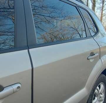 Сірий Хендай Туксон, об'ємом двигуна 1.99 л та пробігом 272 тис. км за 8500 $, фото 6 на Automoto.ua