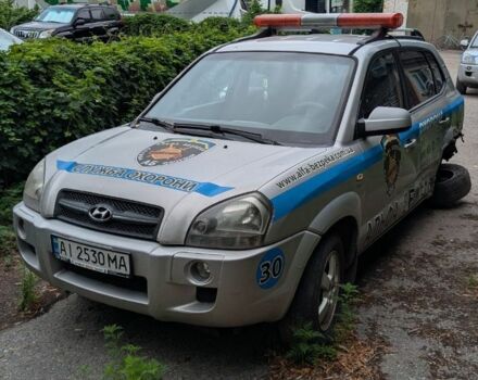 Серый Хендай Туксон, объемом двигателя 2 л и пробегом 220 тыс. км за 2000 $, фото 1 на Automoto.ua