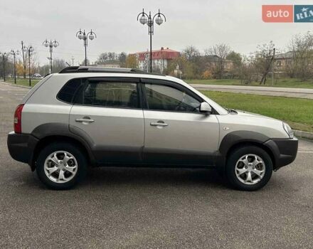 Серый Хендай Туксон, объемом двигателя 2 л и пробегом 263 тыс. км за 7300 $, фото 2 на Automoto.ua