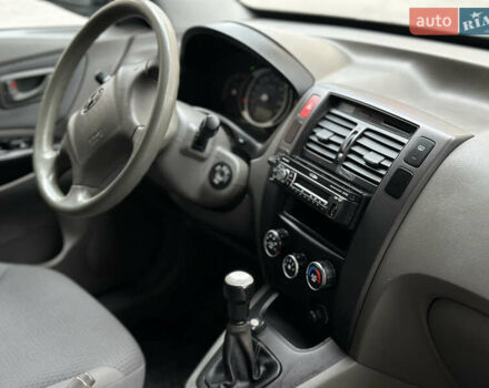 Серый Хендай Туксон, объемом двигателя 2 л и пробегом 240 тыс. км за 7500 $, фото 23 на Automoto.ua