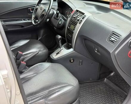 Серый Хендай Туксон, объемом двигателя 2.7 л и пробегом 210 тыс. км за 9290 $, фото 18 на Automoto.ua