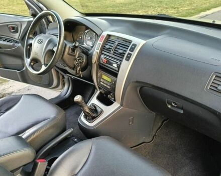 Серый Хендай Туксон, объемом двигателя 2 л и пробегом 234 тыс. км за 2149 $, фото 6 на Automoto.ua