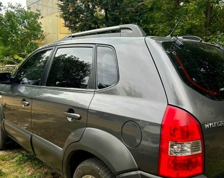 Серый Хендай Туксон, объемом двигателя 2 л и пробегом 221 тыс. км за 8500 $, фото 2 на Automoto.ua