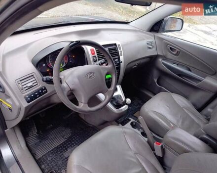 Серый Хендай Туксон, объемом двигателя 1.98 л и пробегом 247 тыс. км за 6200 $, фото 4 на Automoto.ua