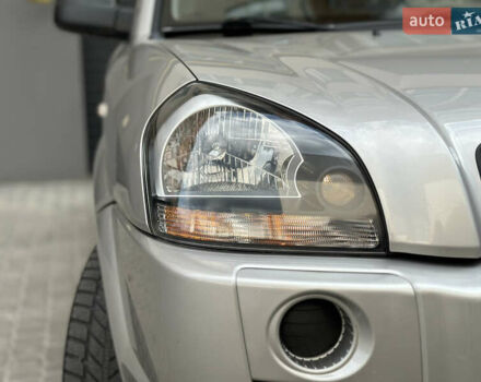 Серый Хендай Туксон, объемом двигателя 2 л и пробегом 240 тыс. км за 7500 $, фото 4 на Automoto.ua