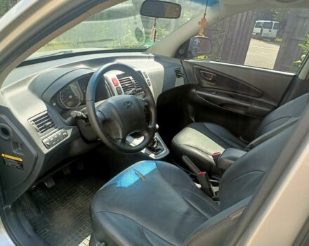 Серый Хендай Туксон, объемом двигателя 2 л и пробегом 257 тыс. км за 9000 $, фото 5 на Automoto.ua