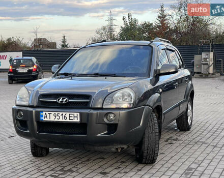 Серый Хендай Туксон, объемом двигателя 2 л и пробегом 210 тыс. км за 7700 $, фото 2 на Automoto.ua