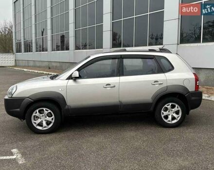 Серый Хендай Туксон, объемом двигателя 2 л и пробегом 263 тыс. км за 7300 $, фото 6 на Automoto.ua