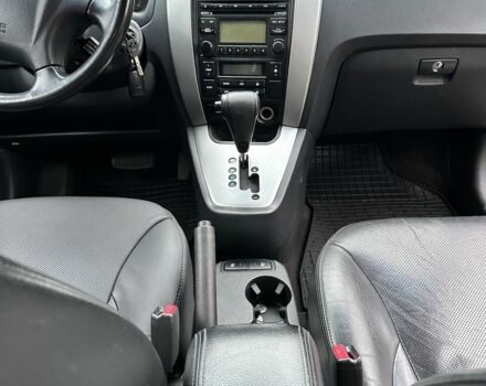 Сірий Хендай Туксон, об'ємом двигуна 2 л та пробігом 218 тис. км за 6900 $, фото 3 на Automoto.ua