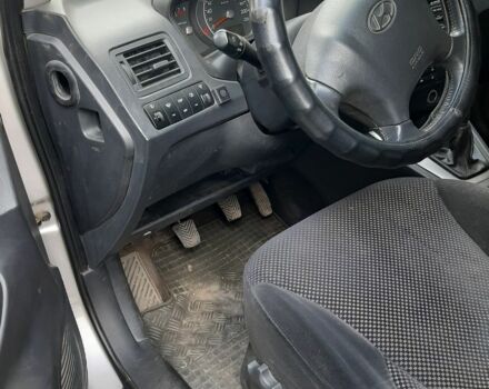 Серый Хендай Туксон, объемом двигателя 2 л и пробегом 213 тыс. км за 8000 $, фото 3 на Automoto.ua