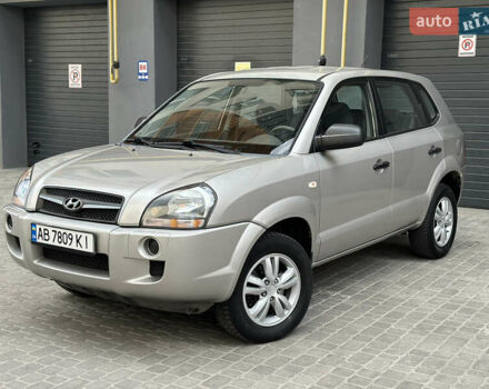 Серый Хендай Туксон, объемом двигателя 2 л и пробегом 240 тыс. км за 7500 $, фото 3 на Automoto.ua