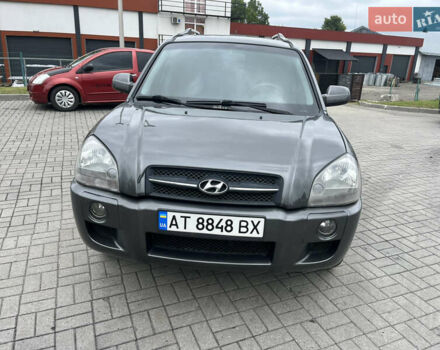 Серый Хендай Туксон, объемом двигателя 1.98 л и пробегом 206 тыс. км за 7550 $, фото 1 на Automoto.ua