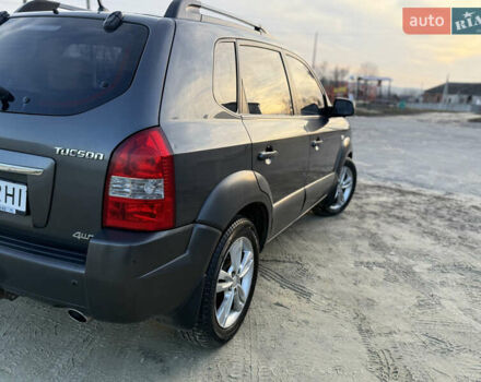 Сірий Хендай Туксон, об'ємом двигуна 1.98 л та пробігом 220 тис. км за 8200 $, фото 7 на Automoto.ua