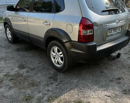 Сірий Хендай Туксон, об'ємом двигуна 2 л та пробігом 370 тис. км за 7500 $, фото 5 на Automoto.ua