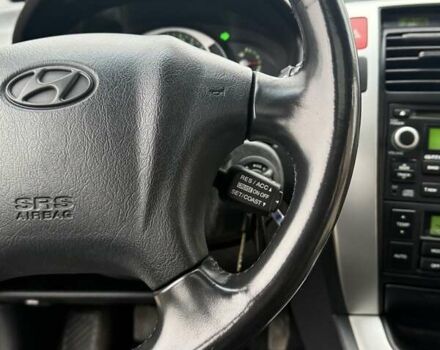 Сірий Хендай Туксон, об'ємом двигуна 2 л та пробігом 187 тис. км за 7700 $, фото 42 на Automoto.ua