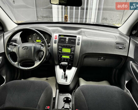 Сірий Хендай Туксон, об'ємом двигуна 2 л та пробігом 213 тис. км за 8500 $, фото 28 на Automoto.ua