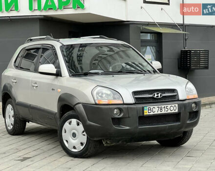 Серый Хендай Туксон, объемом двигателя 2 л и пробегом 176 тыс. км за 8300 $, фото 3 на Automoto.ua