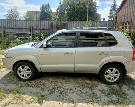 Серый Хендай Туксон, объемом двигателя 2 л и пробегом 257 тыс. км за 9000 $, фото 2 на Automoto.ua