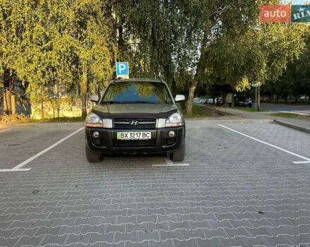 Серый Хендай Туксон, объемом двигателя 2 л и пробегом 164 тыс. км за 9300 $, фото 2 на Automoto.ua