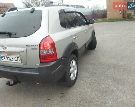 Серый Хендай Туксон, объемом двигателя 2 л и пробегом 210 тыс. км за 8200 $, фото 5 на Automoto.ua