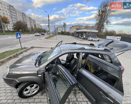 Серый Хендай Туксон, объемом двигателя 2 л и пробегом 210 тыс. км за 7700 $, фото 9 на Automoto.ua