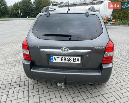 Серый Хендай Туксон, объемом двигателя 1.98 л и пробегом 206 тыс. км за 7550 $, фото 5 на Automoto.ua