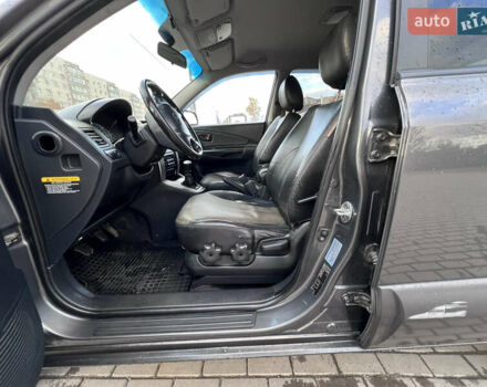 Серый Хендай Туксон, объемом двигателя 2 л и пробегом 210 тыс. км за 7700 $, фото 6 на Automoto.ua