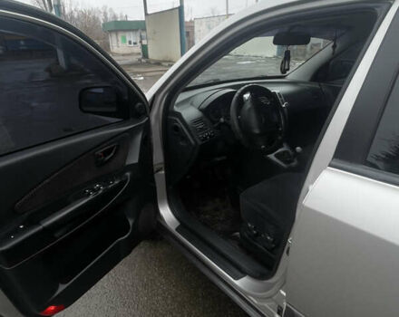 Сірий Хендай Туксон, об'ємом двигуна 2 л та пробігом 240 тис. км за 8200 $, фото 4 на Automoto.ua