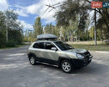 Серый Хендай Туксон, объемом двигателя 2 л и пробегом 201 тыс. км за 8300 $, фото 3 на Automoto.ua