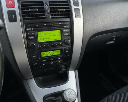 Серый Хендай Туксон, объемом двигателя 1.98 л и пробегом 246 тыс. км за 7500 $, фото 19 на Automoto.ua