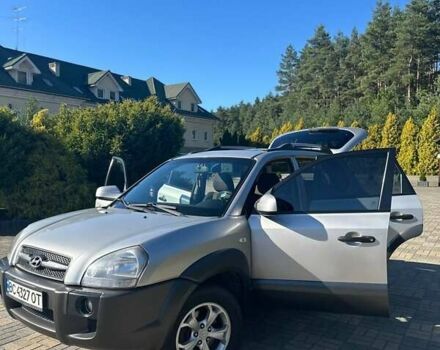 Серый Хендай Туксон, объемом двигателя 1.99 л и пробегом 255 тыс. км за 5800 $, фото 12 на Automoto.ua