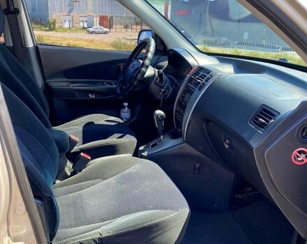 Сірий Хендай Туксон, об'ємом двигуна 2 л та пробігом 225 тис. км за 7800 $, фото 4 на Automoto.ua