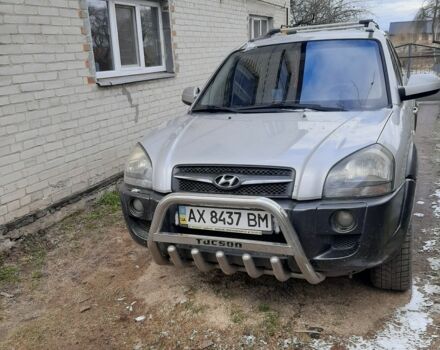 Серый Хендай Туксон, объемом двигателя 2 л и пробегом 213 тыс. км за 8000 $, фото 5 на Automoto.ua