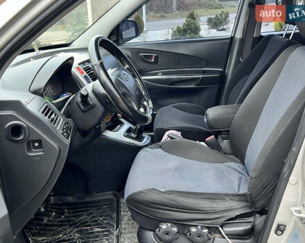 Серый Хендай Туксон, объемом двигателя 2 л и пробегом 176 тыс. км за 8300 $, фото 22 на Automoto.ua