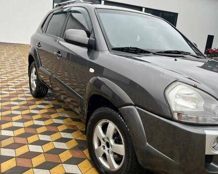 Серый Хендай Туксон, объемом двигателя 1.98 л и пробегом 254 тыс. км за 6900 $, фото 1 на Automoto.ua