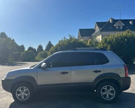 Серый Хендай Туксон, объемом двигателя 1.99 л и пробегом 255 тыс. км за 5800 $, фото 5 на Automoto.ua