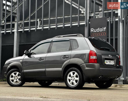 Сірий Хендай Туксон, об'ємом двигуна 2 л та пробігом 213 тис. км за 8500 $, фото 6 на Automoto.ua