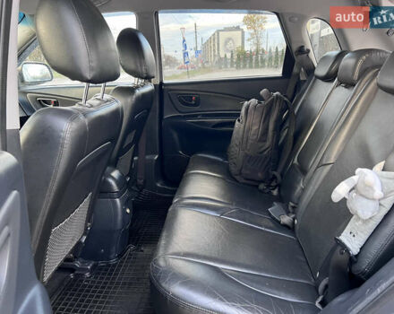 Серый Хендай Туксон, объемом двигателя 2 л и пробегом 210 тыс. км за 7700 $, фото 4 на Automoto.ua