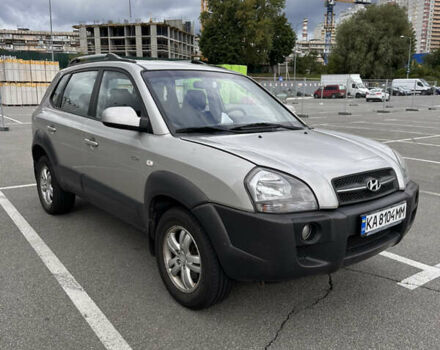 Серый Хендай Туксон, объемом двигателя 1.99 л и пробегом 194 тыс. км за 9500 $, фото 4 на Automoto.ua
