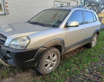 Серый Хендай Туксон, объемом двигателя 2 л и пробегом 220 тыс. км за 8000 $, фото 3 на Automoto.ua