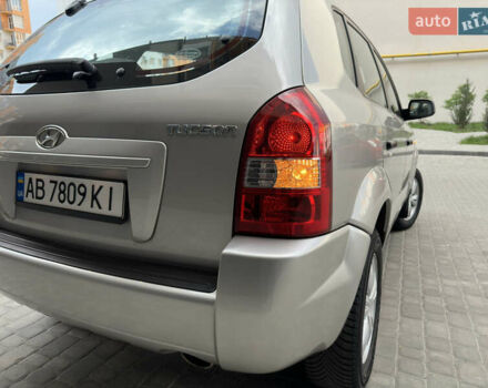 Серый Хендай Туксон, объемом двигателя 2 л и пробегом 240 тыс. км за 7500 $, фото 9 на Automoto.ua