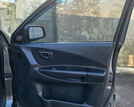 Серый Хендай Туксон, объемом двигателя 2 л и пробегом 207 тыс. км за 8000 $, фото 10 на Automoto.ua