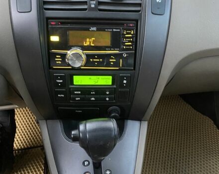 Сірий Хендай Туксон, об'ємом двигуна 2 л та пробігом 170 тис. км за 7600 $, фото 17 на Automoto.ua