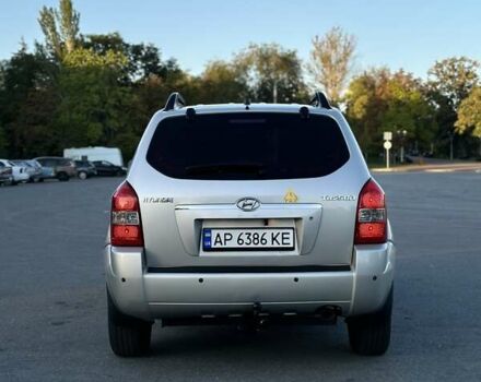 Серый Хендай Туксон, объемом двигателя 1.98 л и пробегом 198 тыс. км за 13000 $, фото 4 на Automoto.ua