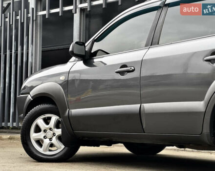 Сірий Хендай Туксон, об'ємом двигуна 2 л та пробігом 213 тис. км за 8500 $, фото 8 на Automoto.ua
