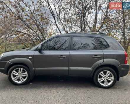 Серый Хендай Туксон, объемом двигателя 1.98 л и пробегом 220 тыс. км за 8500 $, фото 3 на Automoto.ua