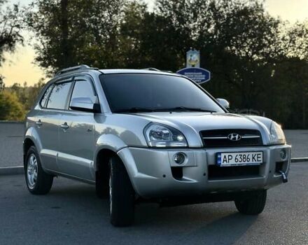 Серый Хендай Туксон, объемом двигателя 1.98 л и пробегом 198 тыс. км за 13000 $, фото 2 на Automoto.ua