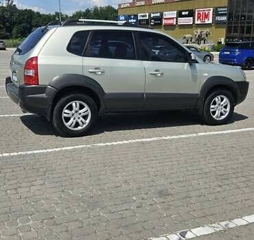 Сірий Хендай Туксон, об'ємом двигуна 1.98 л та пробігом 177 тис. км за 8500 $, фото 2 на Automoto.ua