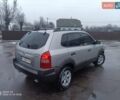Серый Хендай Туксон, объемом двигателя 2 л и пробегом 256 тыс. км за 8100 $, фото 4 на Automoto.ua