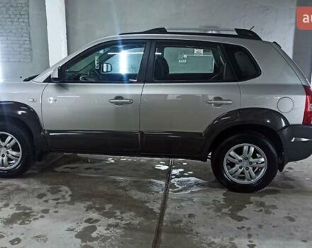 Серый Хендай Туксон, объемом двигателя 2 л и пробегом 127 тыс. км за 9300 $, фото 6 на Automoto.ua